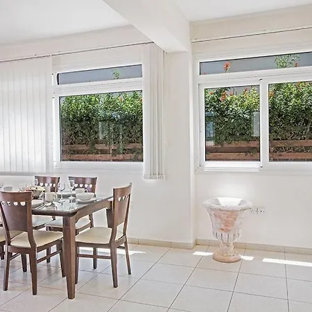 Dafnis Chrysos - Modern 3 Bedroom With Pool - Close To Fig Tree Bay